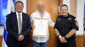 תעודת הוקרה לאזרח שניטרל, צילום: דוברות המשטרה